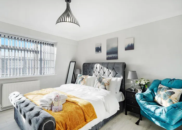 Spacious, 4 Bed, Garden, Parking, Excel London