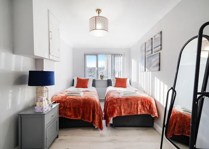 Spacious, 4 Bed, Garden, Parking, Excel London