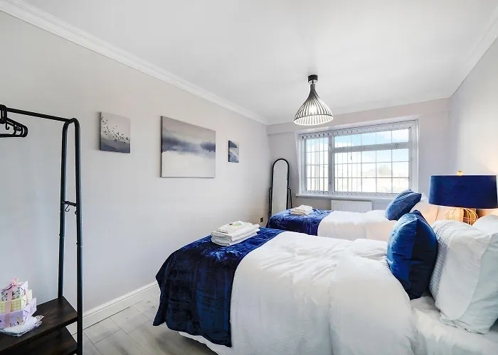 Spacious, 4 Bed, Garden, Parking, Excel London