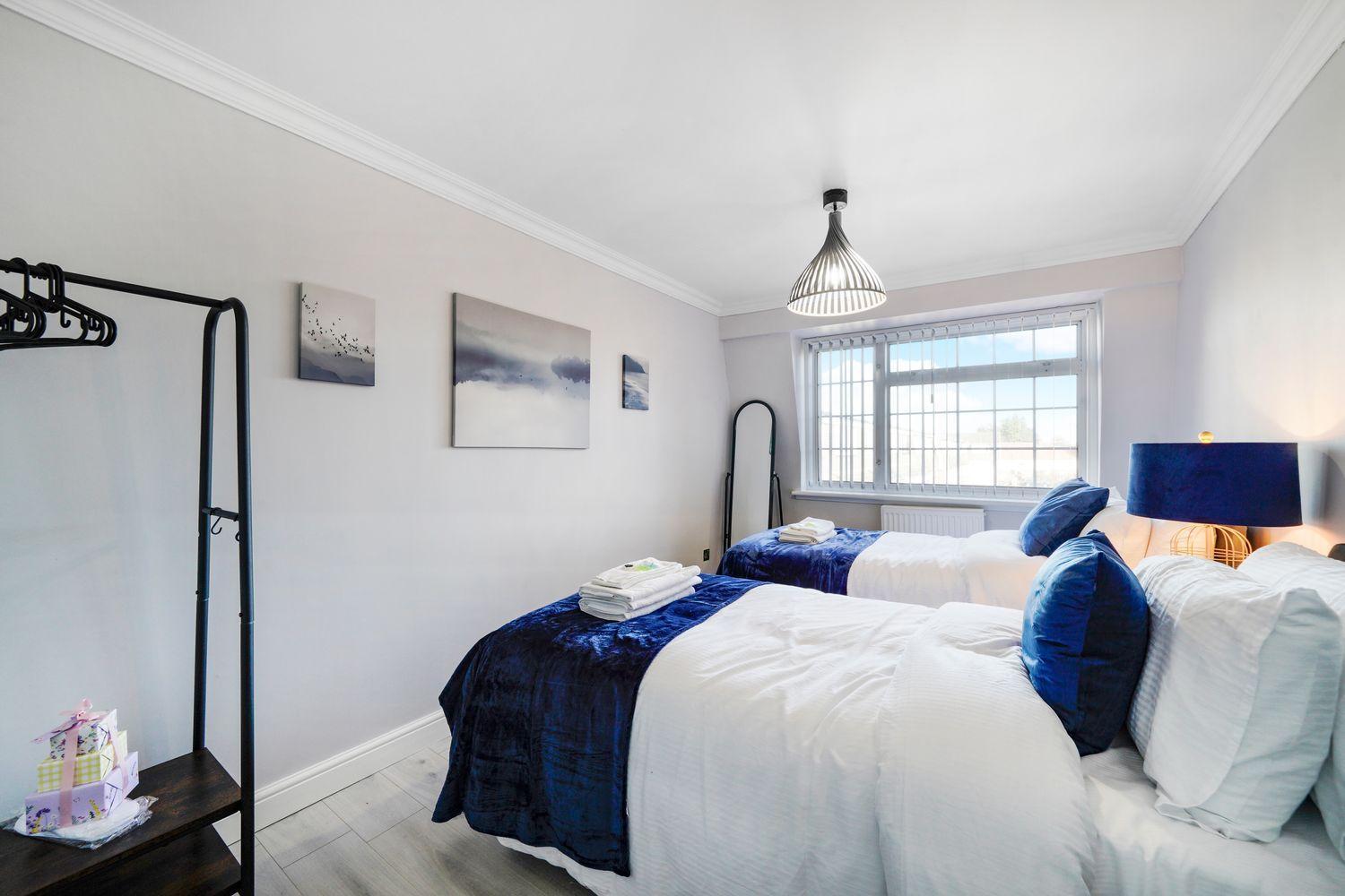 Apartment Spacious, 4 Bed, Garden, Parking, Excel