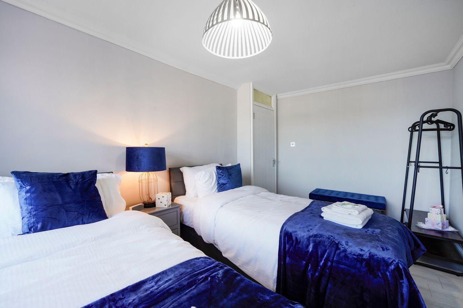 Spacious, 4 Bed, Garden, Parking, Excel